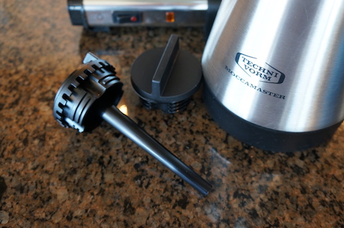 The brew-through lid with destratification tube mixes the coffee automatically while brewing and helps maintain optimal holding temperature and coffee quality.