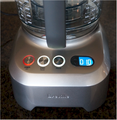 It has a programmable timer that allows you to process food more precisely.