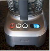 It has a programmable timer that allows you to process food more precisely.