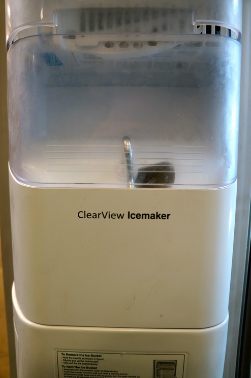 The RSG257 is equipped with an automatic icemaker.