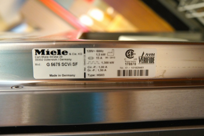 The model number of the G 5675 SCSF is located on the right side of the door.