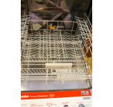 The lower rack of the G 5675 SC dishwasher has foldable tines and 2 height-adjustable supports for glassware.